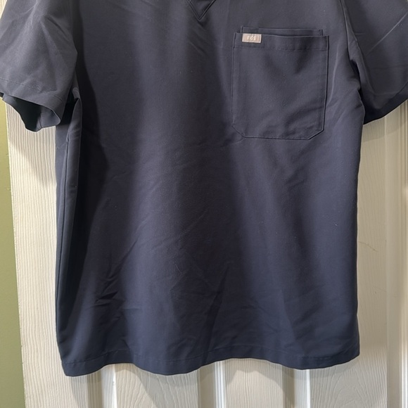 FIGS Scrubs Top - Picture 4 of 11